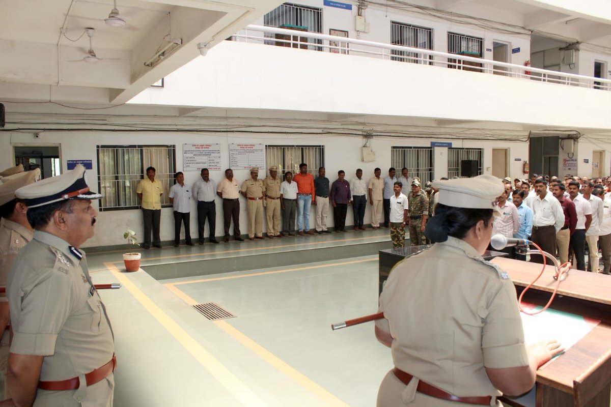 solapurpolice's tweet photo. *सोलापूर शहर  पोलिस आयुक्त कार्यालयात गडचिरोली येथील नक्षलवादी हल्ल्यात शहीद झालेल्या पोलीस जवानांना श्रद्धांजली वाहण्यात आली.* https://t.co/PHRGJ8y1uw