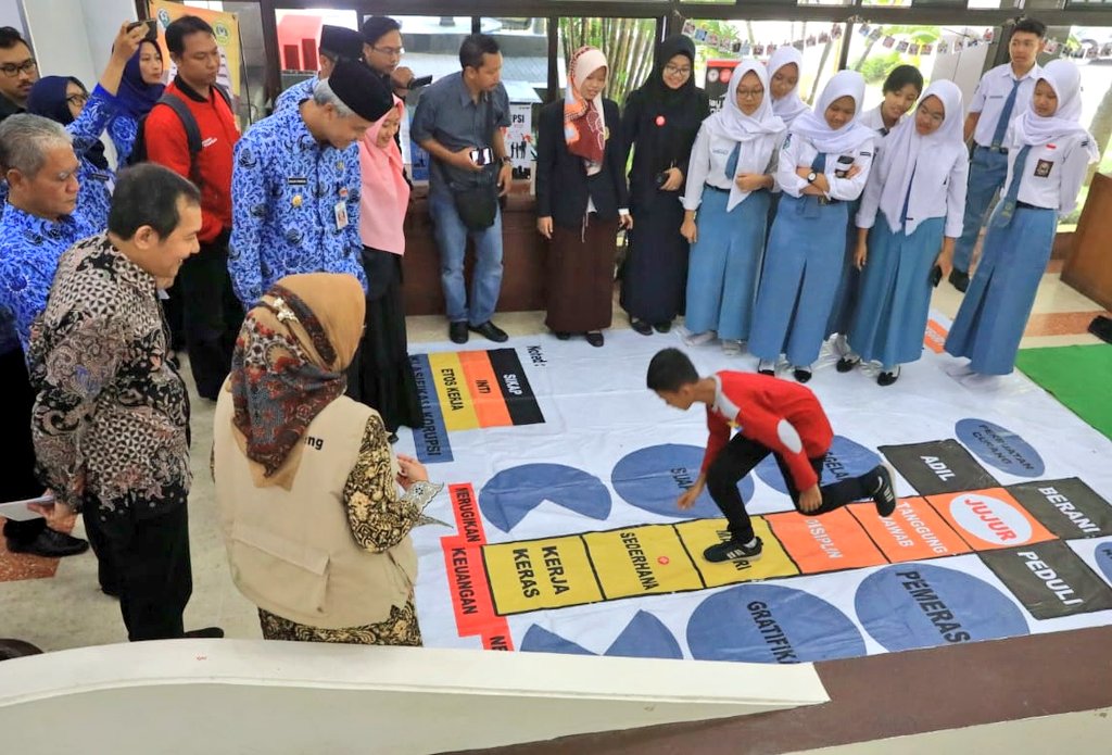 Para pelajar memainkan permainan antikorupsi pada Launching Pergub No.10 Thn 2019 tentang Pendidikan Antikorupsi.

“Terima kasih Jawa Tengah telah membantu kami dalam upaya mitigasi korupsi dengan menerapkan pendidikan karakter &amp; antikorupsi ini”

Pimpinan <a href="/KPK_RI/">KPK</a> Saut Situmorang