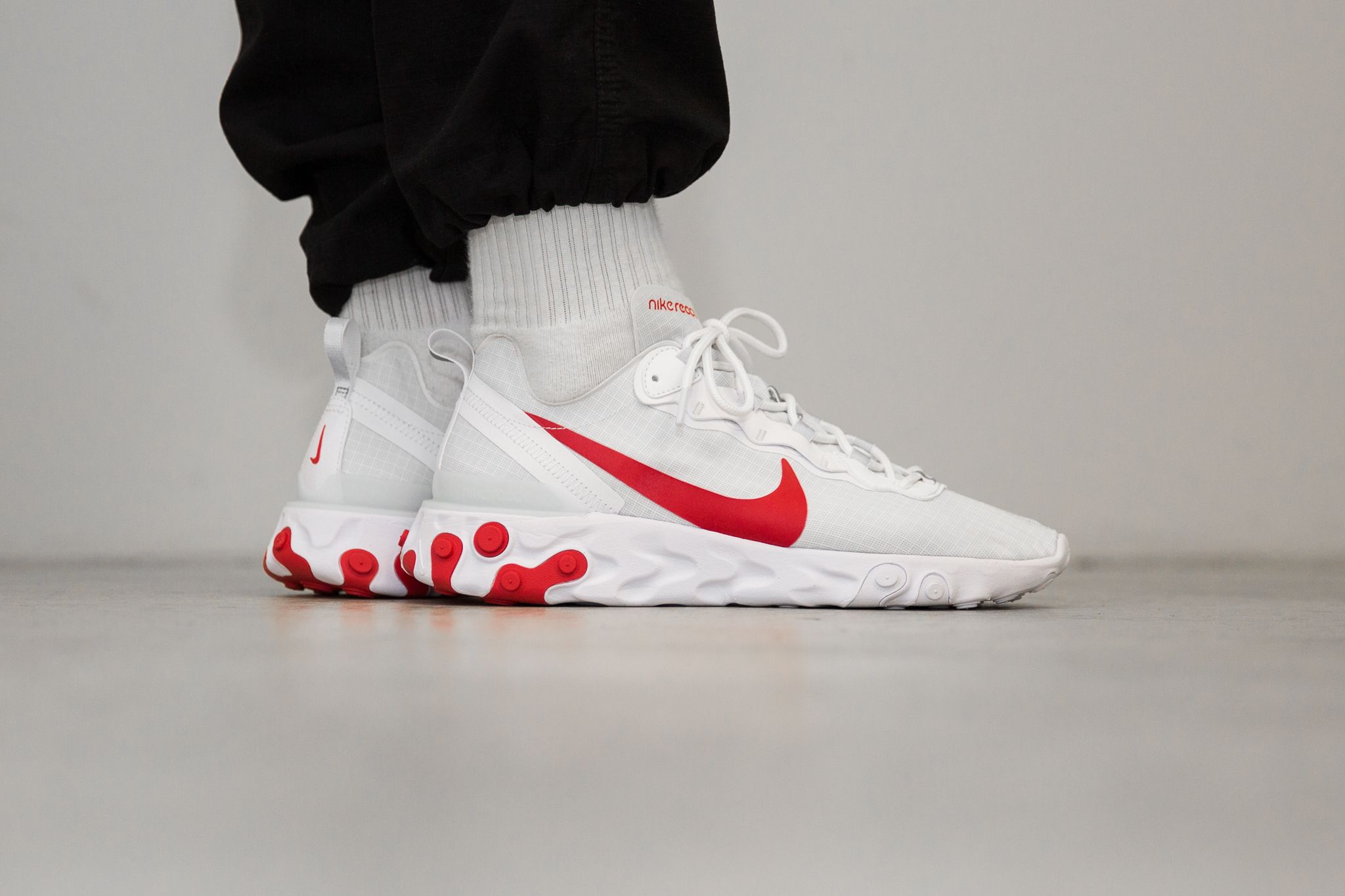 React element 55 white red outlet