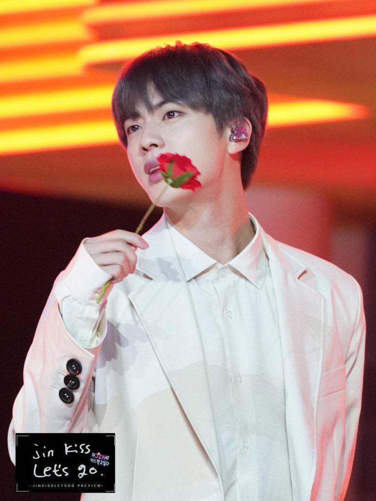 Binguyen2420's tweet photo. Woa #FunkyRoseThrowingMan #2ndGuyFromTheRight
#ManInPlainBlackSuit #KimSeokJin https://t.co/yctZGiMZmm