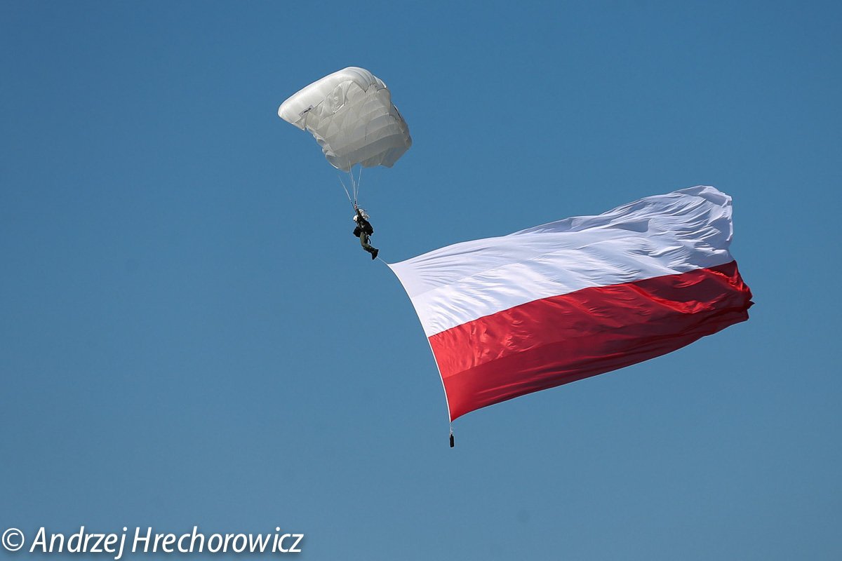 a_hrechorowicz's tweet photo. Dziś 2 maja #DzieńFlagi .U mnie za oknem łopocze przez cały rok. https://t.co/7HXh3cJkUc
