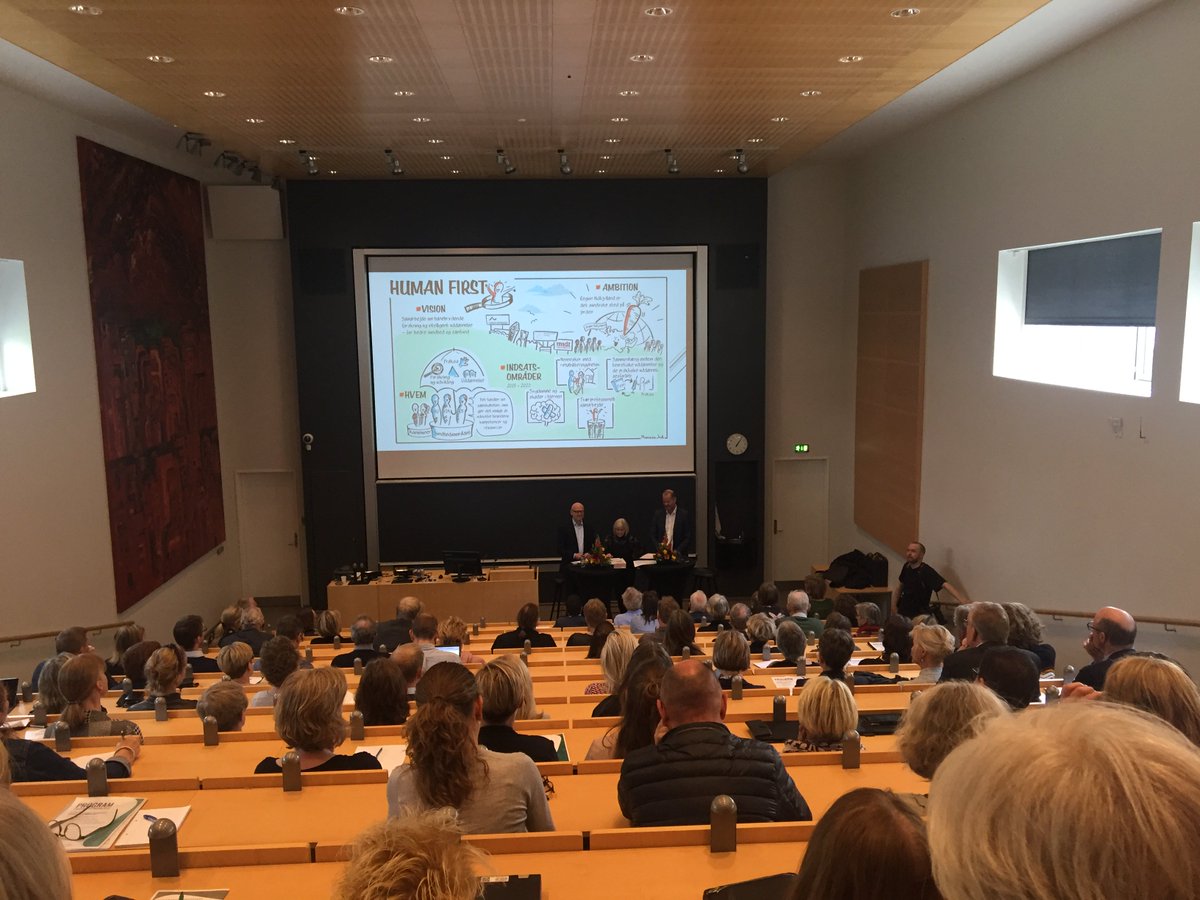 AarhusUni's tweet photo. Så er det nye regionale samarbejde mellem @VIAuniversity, @Region_Midt og #AarhusUni HUMAN FIRST officielt skudt i gang. Søauditoriet er fyldt med fagfolk, som sammen skal gøre visionerne for Human First til virkelighed. Læs mere: https://t.co/AoOg2VlHID

#dksund #AUhealth https://t.co/i1GQXzClt0
