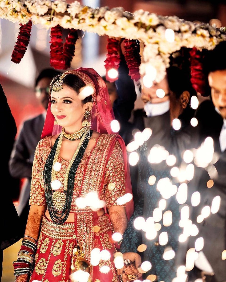 The vivacious bride steps down the aisle on her D-Day in rich red lehenga with gold embroidery.
.
.
#modernindianweddings #bridalgoals #bridetobe #bridaljewellery #traditionalmakeup #traditionalbride #indianlook #worldofbrides #lehengainspiration #floralkaleere #photogtaphy