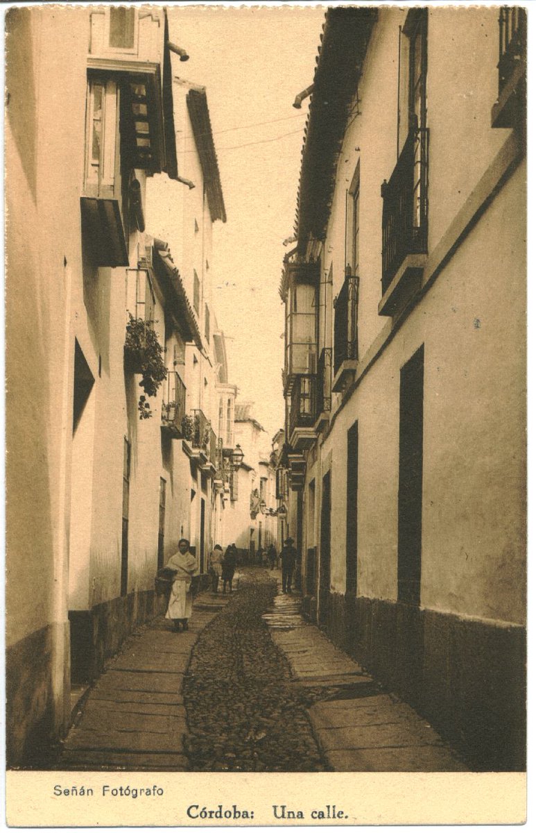 RomerodTorres's tweet photo. @Luis_JMiranda @abccordoba Don Luis, mire usted algunas fotos antiguas de nuestra Córdoba querida (todas de barrios). ¿Ve muchos papeles por la calle? ¿Latas viejas? ¿Cartones? 
Podemos aprobar en una "autoencuesta", pero desde luego que somos unos asquerosos con nuestra propia ciudad. https://t.co/0fD6gr53eD