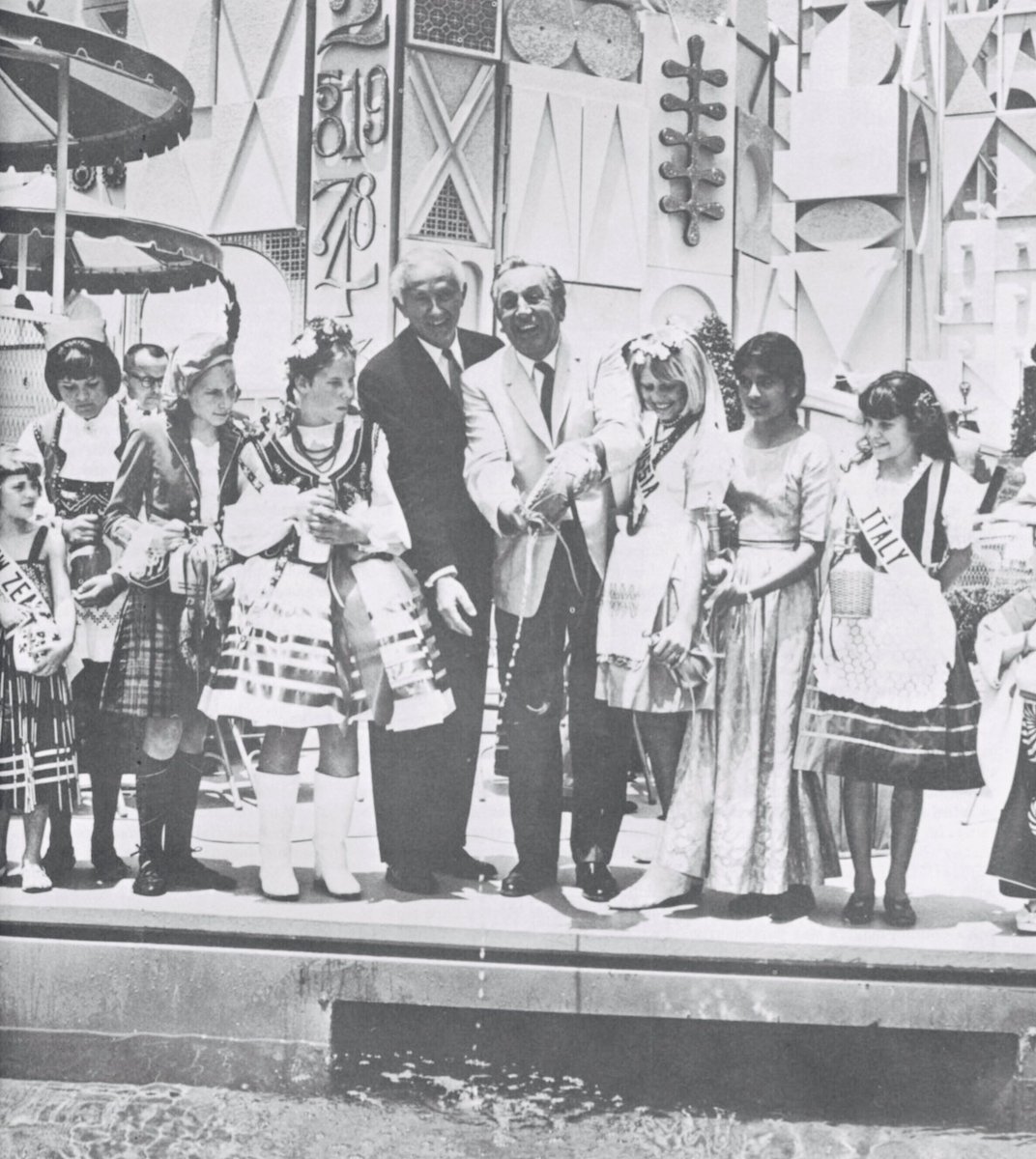 aaronhgoldberg's tweet image. #WaltDisney gets the water flowing at “it’s a small world” #Disneyland 1966 #Disney