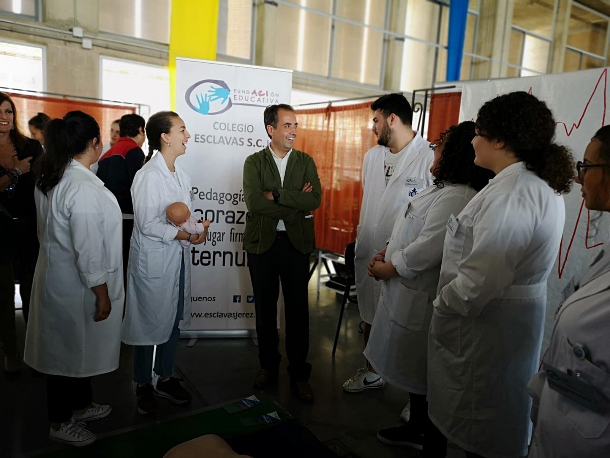 JerezCappital's tweet photo. Esta mañana hemos asistido a la inauguración de la Feria de Formación Profesional, una gran iniciativa organizada por los centros de la ciudad, con la que se pretende orientar a nuestros jóvenes y que conozcan cuál es la oferta formativa de la ciudad.
#yaquedamenos https://t.co/y7lImGPrkB