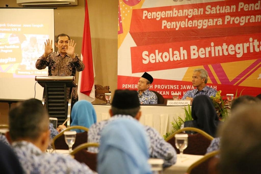 "Mengukur seseorang bukan dengan apa yang dimiliki seperti harta, pangkat atau materi yang dipunya tapi integritas." #Ganjarpranowo

Workshop Pengembangan Satuan Pendidikan Penyelenggaraan Program Sekolah Berintegritas bersama <a href="/KPK_RI/">KPK</a> ,Kamis (2/5/2019)