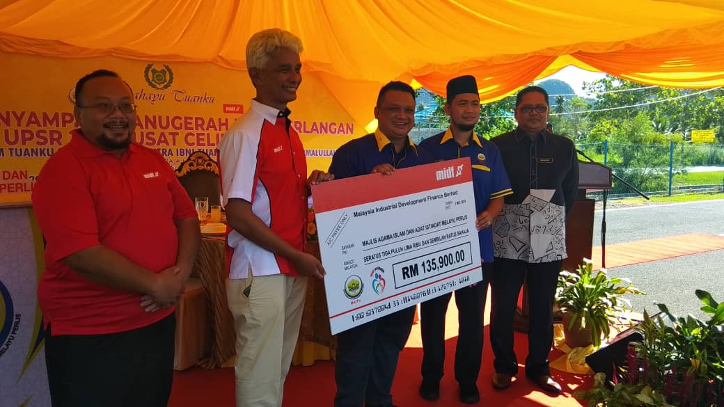 beritartm's tweet image. 2 Mei - Seramai 38 pelajar cemerlang dalam UPSR 2018 dari lima buah sekolah di Perlis terpilih menerima sumbangan dari Malaysian Industrial Development Finance Bhd (MIDF). Majlis disempurnakan Raja Muda Perlis, Tuanku Syed Faizuddin Putra Jamalullail.
#MIDF #BeritaRTM