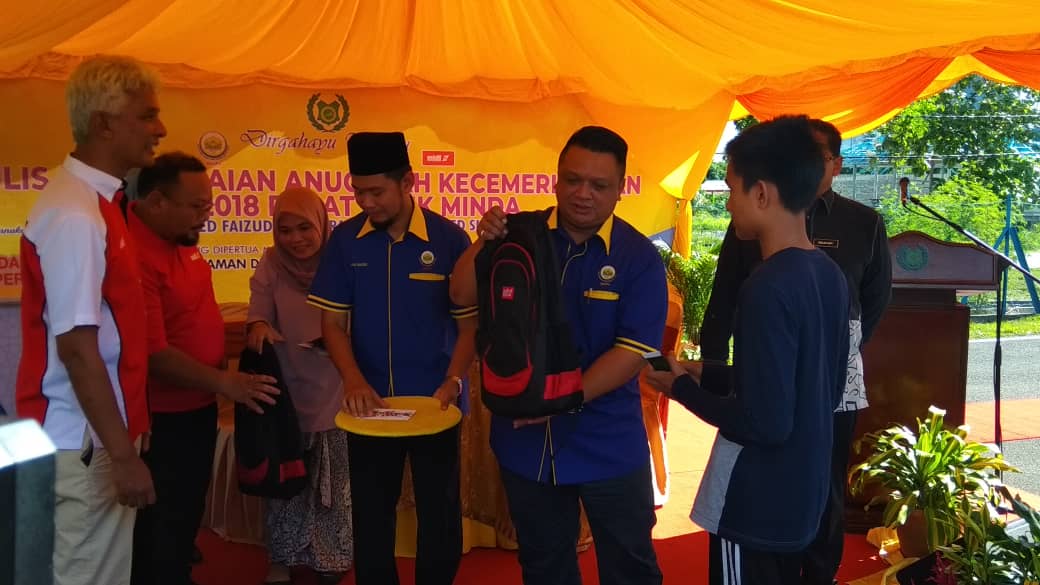 beritartm's tweet image. 2 Mei - Seramai 38 pelajar cemerlang dalam UPSR 2018 dari lima buah sekolah di Perlis terpilih menerima sumbangan dari Malaysian Industrial Development Finance Bhd (MIDF). Majlis disempurnakan Raja Muda Perlis, Tuanku Syed Faizuddin Putra Jamalullail.
#MIDF #BeritaRTM