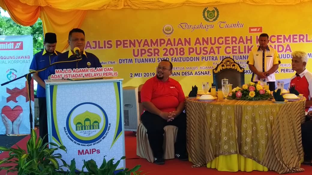 beritartm's tweet image. 2 Mei - Seramai 38 pelajar cemerlang dalam UPSR 2018 dari lima buah sekolah di Perlis terpilih menerima sumbangan dari Malaysian Industrial Development Finance Bhd (MIDF). Majlis disempurnakan Raja Muda Perlis, Tuanku Syed Faizuddin Putra Jamalullail.
#MIDF #BeritaRTM