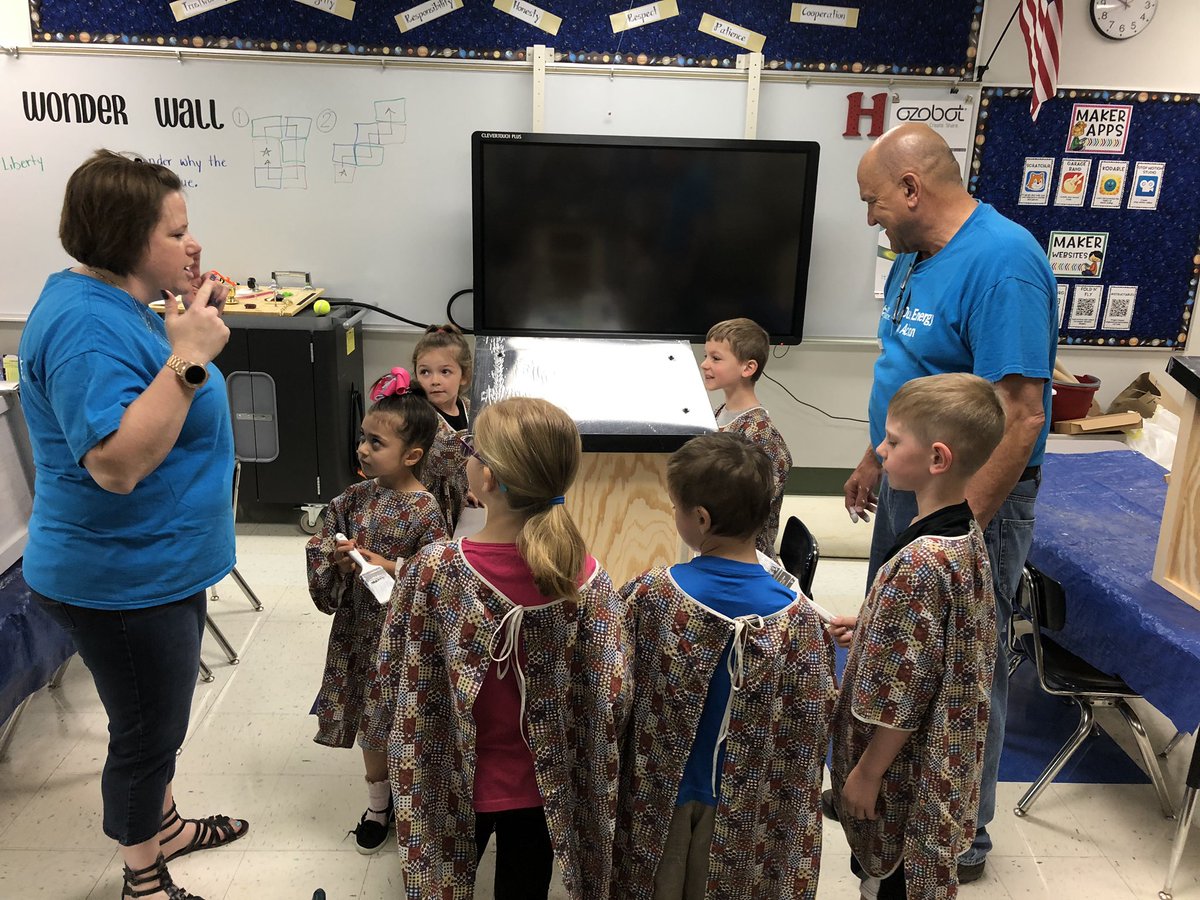 MrsOwenStars's tweet photo. We had so much fun working on our PBL. These Little Free Libraries are going to be so wonderful in our community! #dukeenergy @EdgewoodPrimary https://t.co/J902QJnqnN