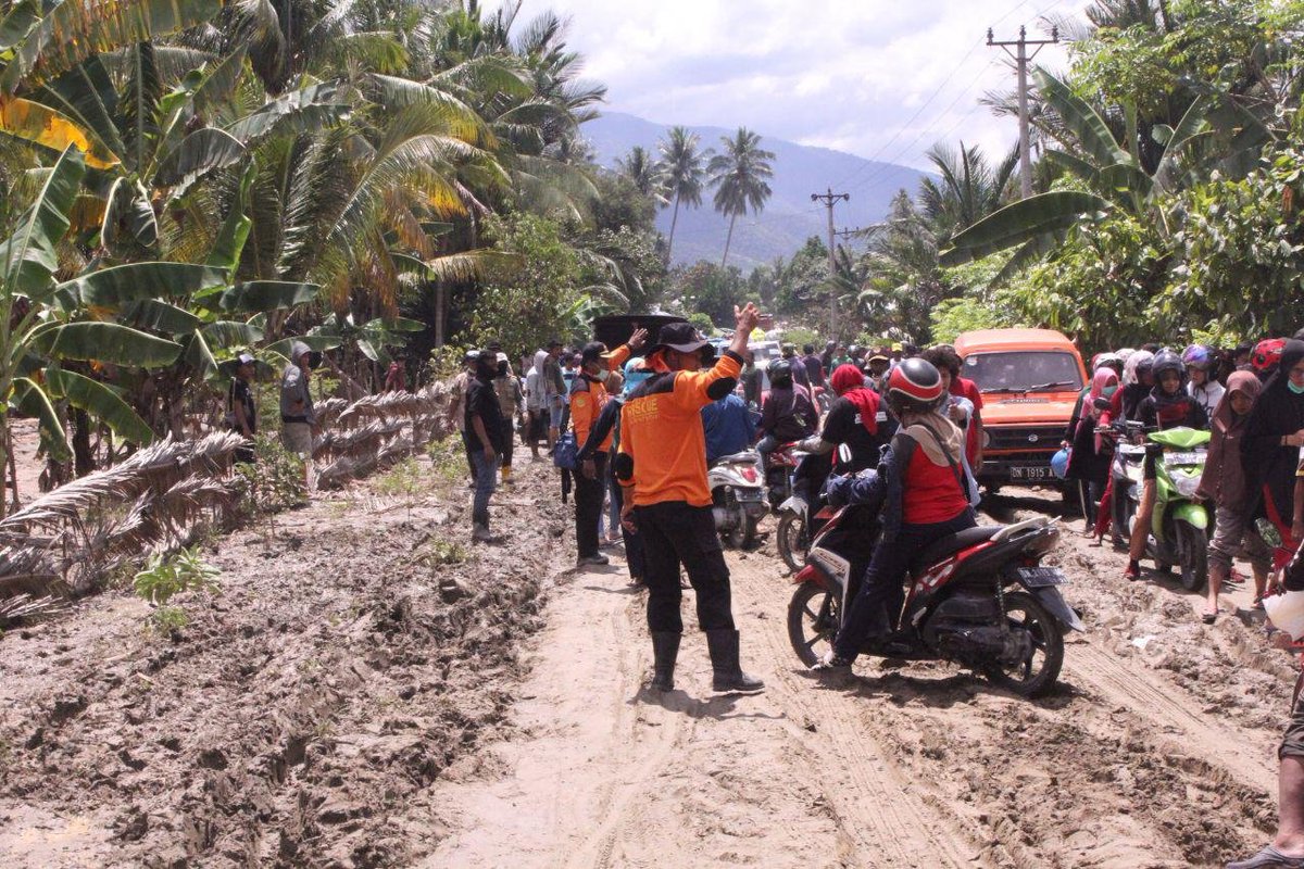 senkompusat's tweet photo. Senkom Mitra Polri Prov. Sulawesi Tengah memberikan bantuan sembako kepada korban banjir bandang di desa Bangga kec Dolo Selatan Kab Sigi & mengatur lalulintas yang macet karena banyak warga yang memberikan bantuan
@BNPB_Indonesia
@DivHumas_Polri
#SiapUntukSelamat
#HKB2019 https://t.co/l3I3KeHBas