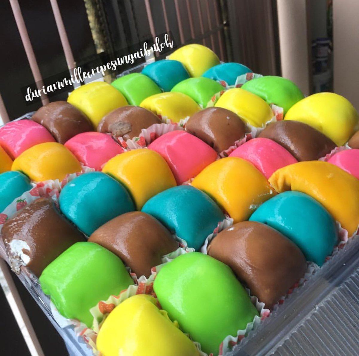 MalayFoodHunter's tweet photo. Ada 13 jenis Flavours:

coklat
tiramisu 
coffee 
milo
pandan
choc peanut butter
choc crunchy 
salted caramel
oreo
fruity
strawberry
kiwi
mango 
blueberry https://t.co/hjmf1MRVqh