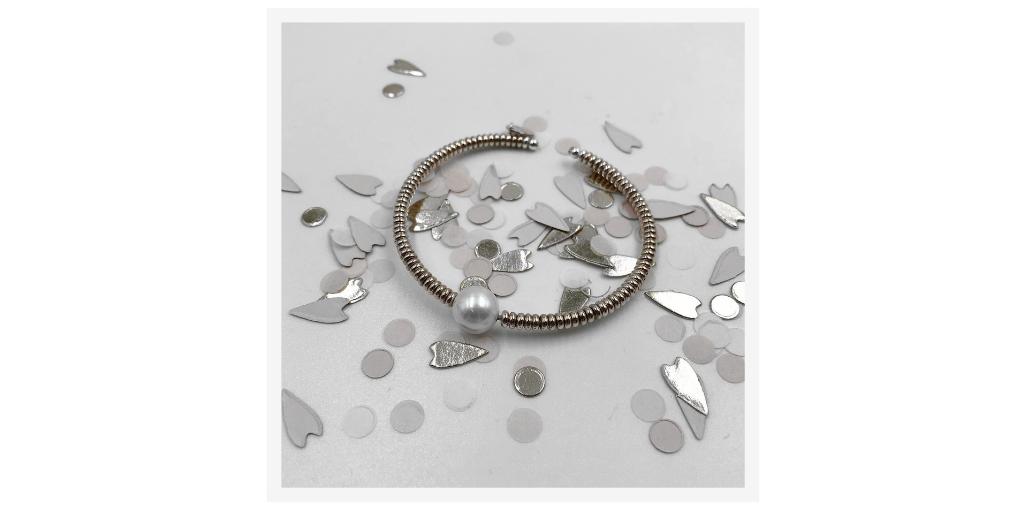 Love silver? Love pearls? Then our silver Orbit bracelet made with Australian fresh water pearls is the perfect item of jewellery for you! Also available in gold and rose gold - check them out on our website linked in our bio 🌼