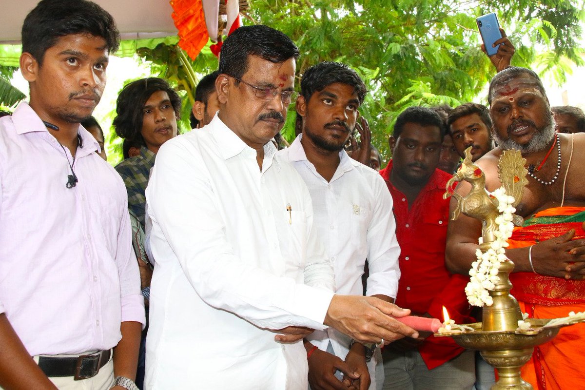 ilanchoorian2's tweet photo. #CineShieldCreators #ProductionNo1 Movie Pooja Stills
Directors - #RShankar #GVimal
@Dudette0777 @Winsun_PRO https://t.co/9oy8r3n3N0