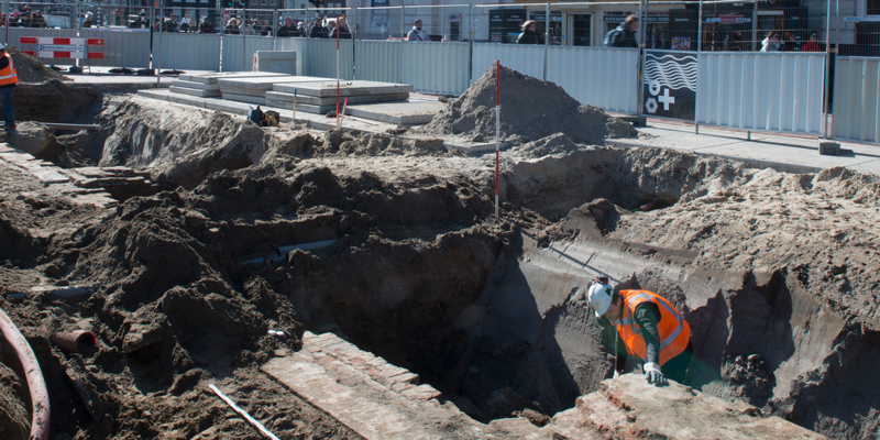 erfgoed020's tweet photo. Texelse Kade voor even zichtbaar | Erfgoed van de Week https://t.co/iZGQqT0PsV
#amsterdam #erfgoed #archeologie #texelsekade #stationsgebied https://t.co/R7tk2G2F39