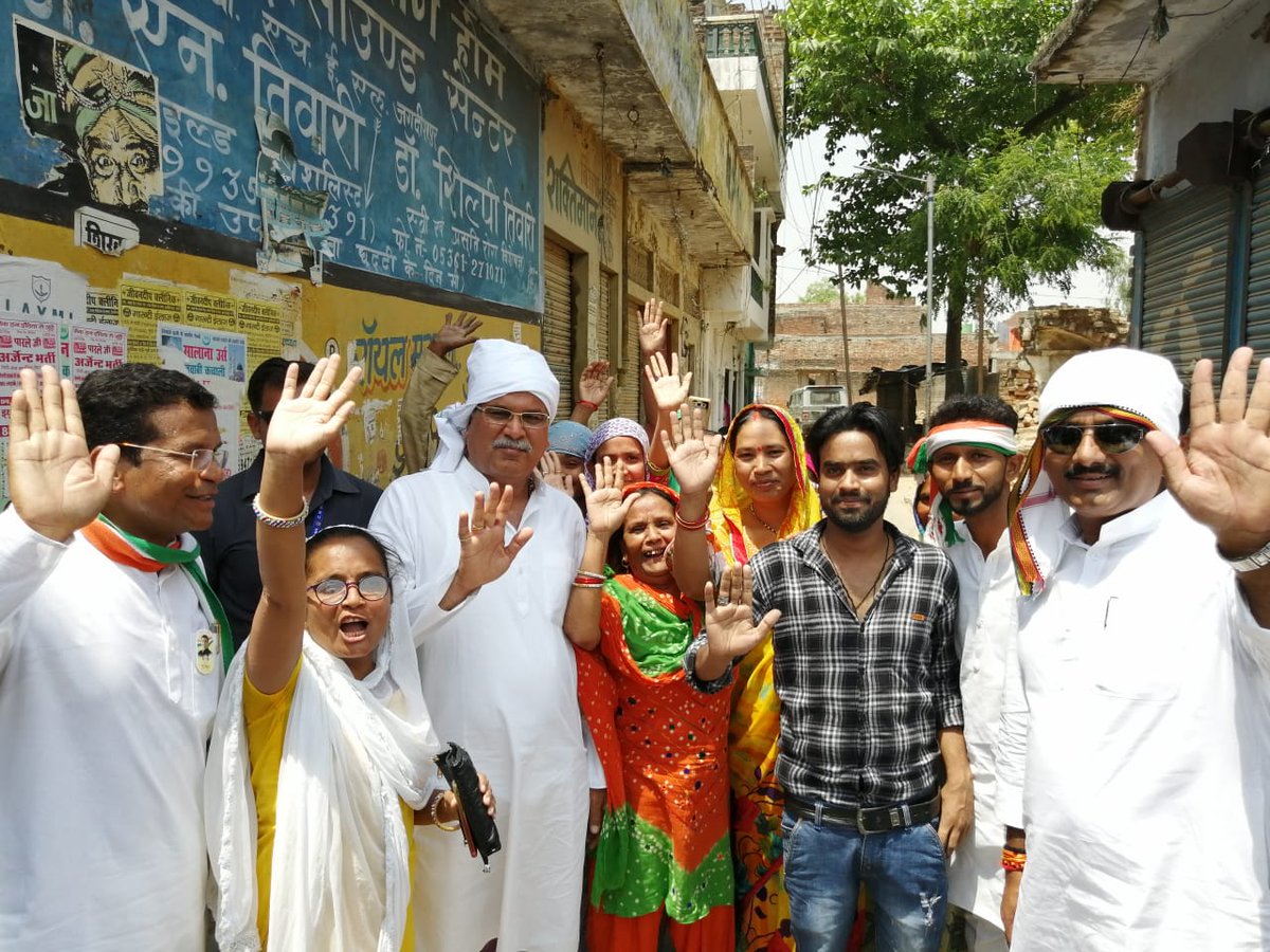 bhupeshbaghel's tweet photo. अमेठी लोकसभा के मुसाफिरखाना में जनसंपर्क कर राहुल जी को वोट देने की अपील की।

अमेठी की जनता का उत्साह बता रहा है कि राहुल जी इस बार रिकॉर्ड तोड़ मतों से ऐतिहासिक जीत हासिल करेंगे।

#HogiCongressKiJeet https://t.co/gJxl3YJ8XN