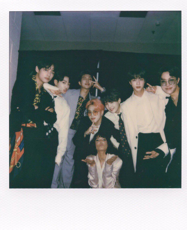 _FaceYourself_'s tweet photo. Арми кричали "bts, Холзи", вместо привычного "bts, bts". 🤧🤧💖 https://t.co/H7QC3QXnnJ