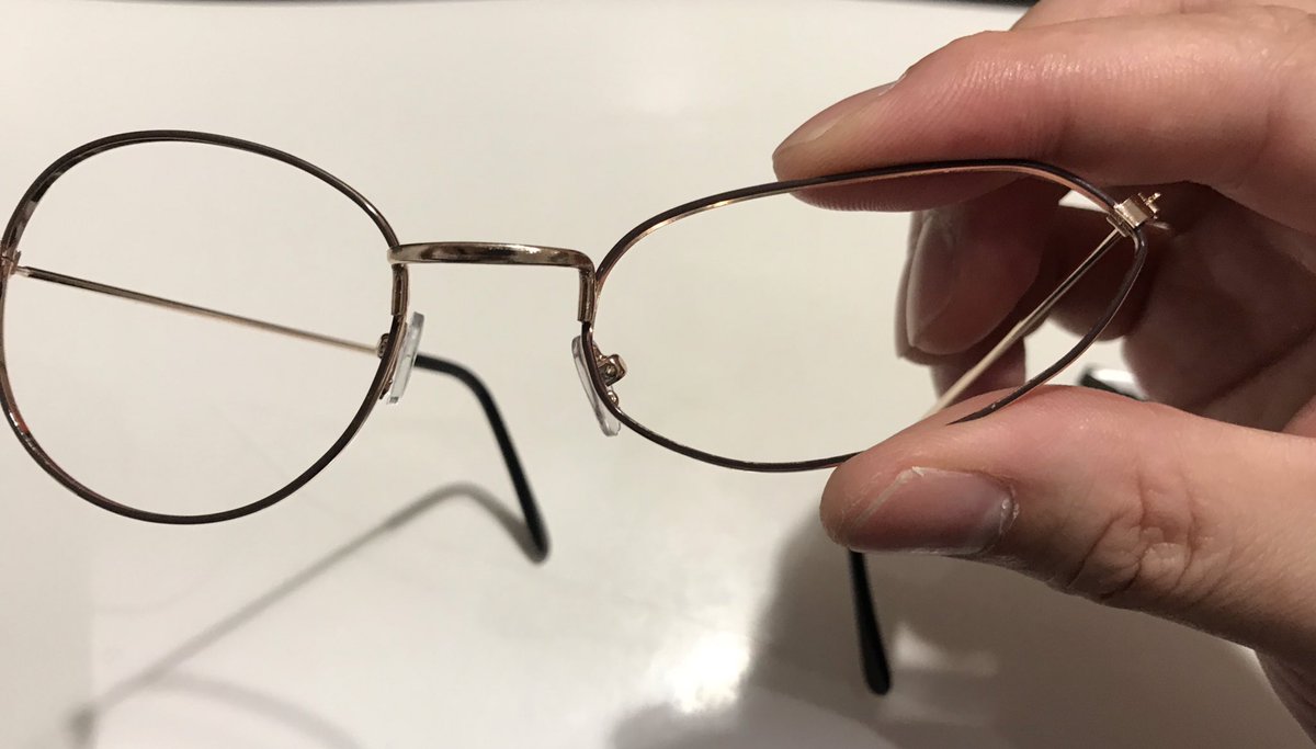 ハルさん トルテ 今日はイラストみたいな銀縁メガネ の小道具を忘れて来はったお客様がおられたんですが 100均行っても同じようなのがなかったので丸メガネをひしゃげさせて錬成したらよろこんでくれはったというお話