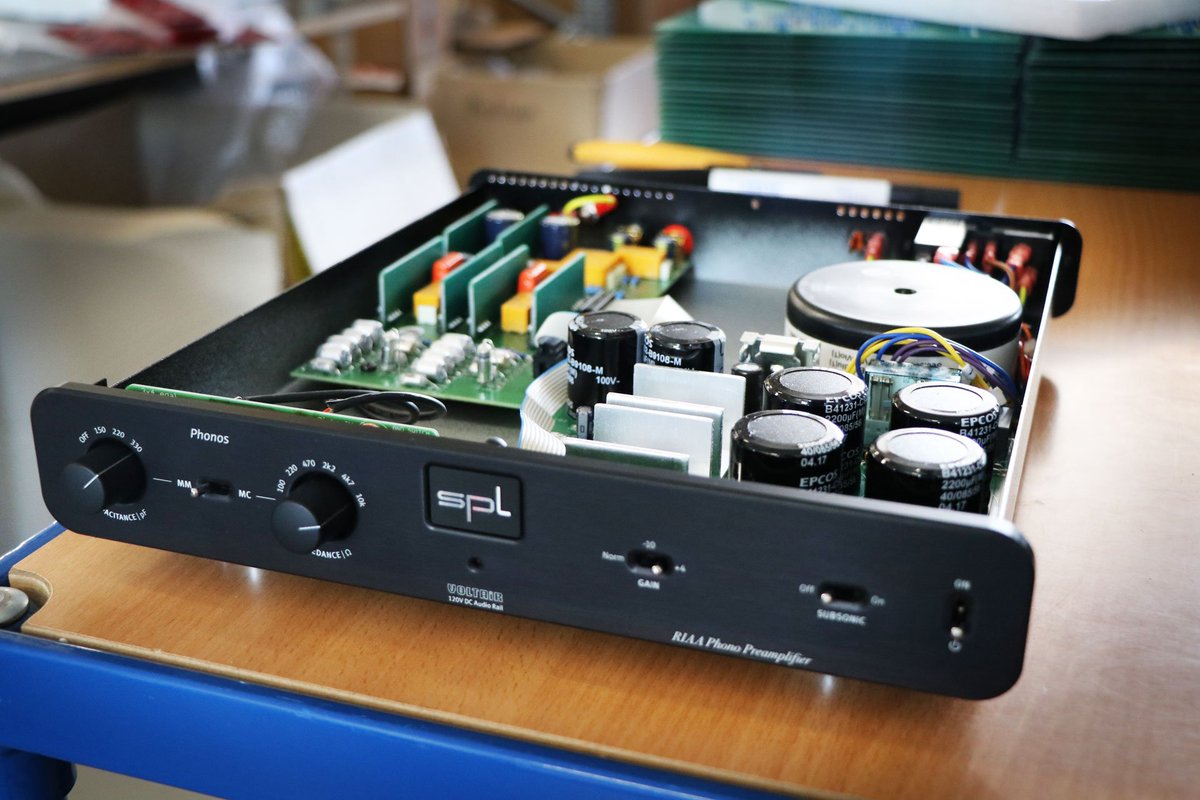 splhifi's tweet photo. A look inside an SPL Phonos #AtTheWorkshop
▶︎ Most audiophile Styroflex caps.
▶︎ Custom toroidal transformer with built-in Mu-metal shielding.
▶︎ 4x 2,200 µF EPCOS capacitors.
👉 https://t.co/tQ3fZF1sQ2
#splPhonos #RIAA #Phono #Preamplifier
#splProfessionalFidelity 🎶 https://t.co/SioqRXYoyp