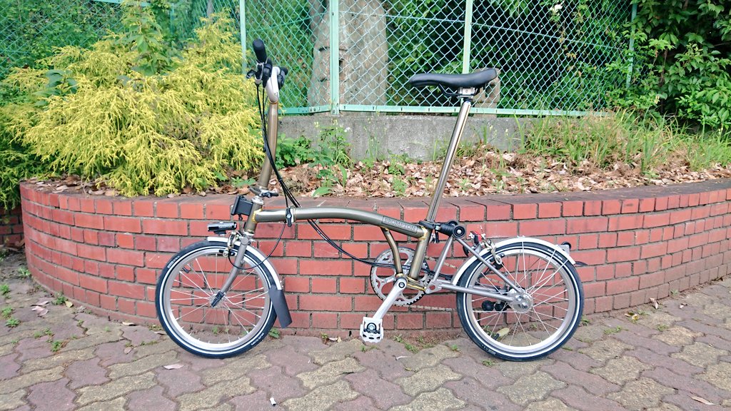 oribikeuser's tweet photo. #令和 とともにようこそブロンプトン(本当は29日に納車)。
#prestosl 乗りからすると、メッチャ柔らかい乗り心地。
2017モデルだから艶なしのやつ。
#IKEA のバッグを利用。
#brompton #m6lx #rawlacquer https://t.co/5smguEHZAF