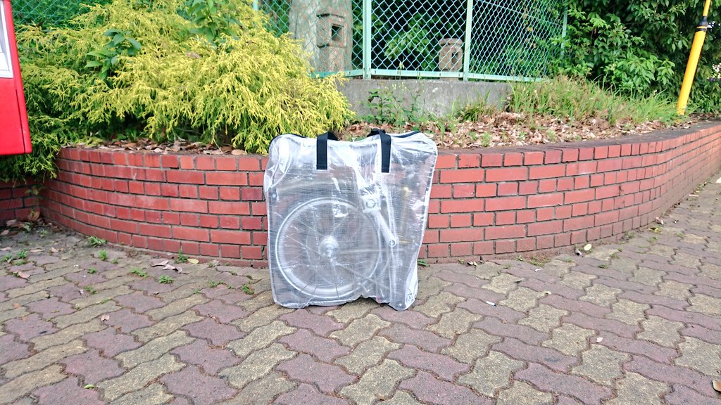 oribikeuser's tweet photo. #令和 とともにようこそブロンプトン(本当は29日に納車)。
#prestosl 乗りからすると、メッチャ柔らかい乗り心地。
2017モデルだから艶なしのやつ。
#IKEA のバッグを利用。
#brompton #m6lx #rawlacquer https://t.co/5smguEHZAF