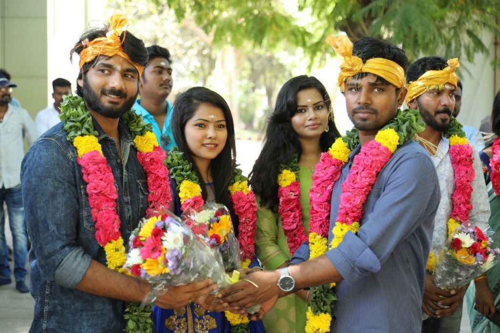 anewinbox's tweet photo. #puyaliloruthoni Movie launch...
B.G Pictures
Starring Srisethu, Revathi, Dharan, & rithika...
Directed by Jalees
Music by Bhavatharani (ilayaraja daughter)
#puyalil #oru #dhoni #thoni #newmovie #pooja #jalees #director #ilayaraja #music #daughter #bhavatharani #bavatharani https://t.co/pvmtkUcjbr
