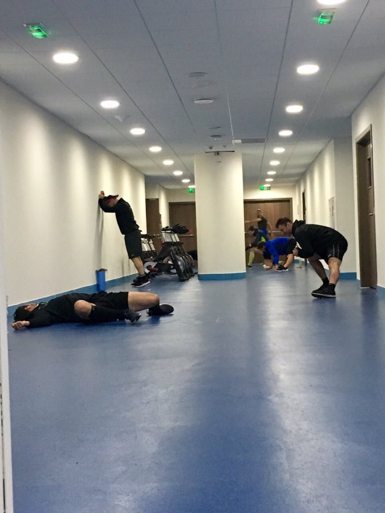 lovehokej's tweet photo. V kazahstanu se za #risi nadaljuje prvenstvo. Suhi del ogrevanja je končan, slovenska klop pripravljena, sledi ogrevanje na ledu in točno opoldne po slovenskem času bo padel prvi plošček. #SLOvsBLR #MisijaNurSultan https://t.co/QXVzlEE8Sz