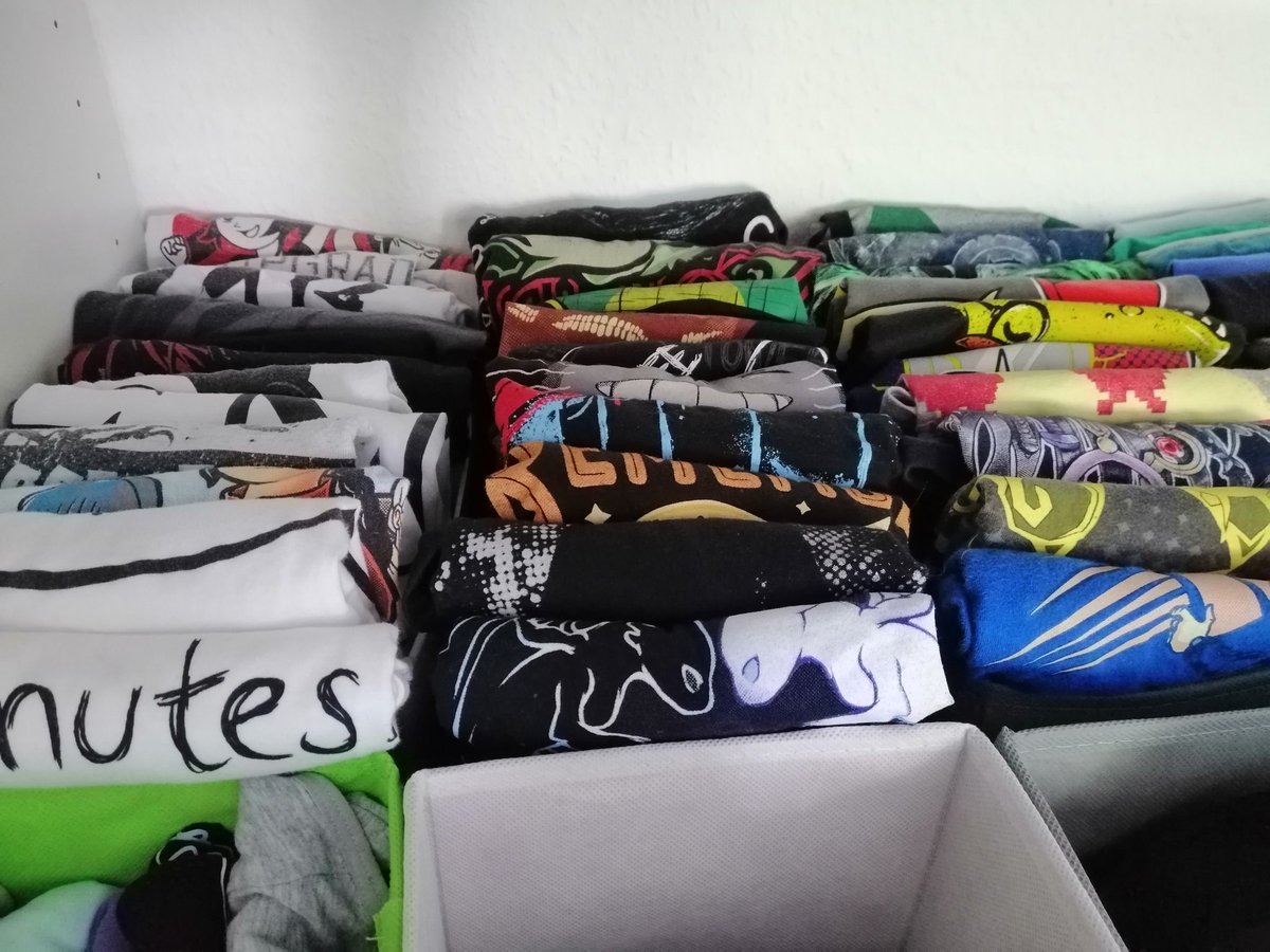 mimi_lighthouse's tweet photo. Eins meiner Ziele dieses Jahr war es, mehr Nerdshirts zu besitzen. Ich glaube, das Ziel habe ich mittlerweile erreicht ❤️ und es sind trotzdem noch ein paar auf dem Weg zu mir 😂 @qwertee #qwertee #magiccleaning https://t.co/SEbzX3I8xu