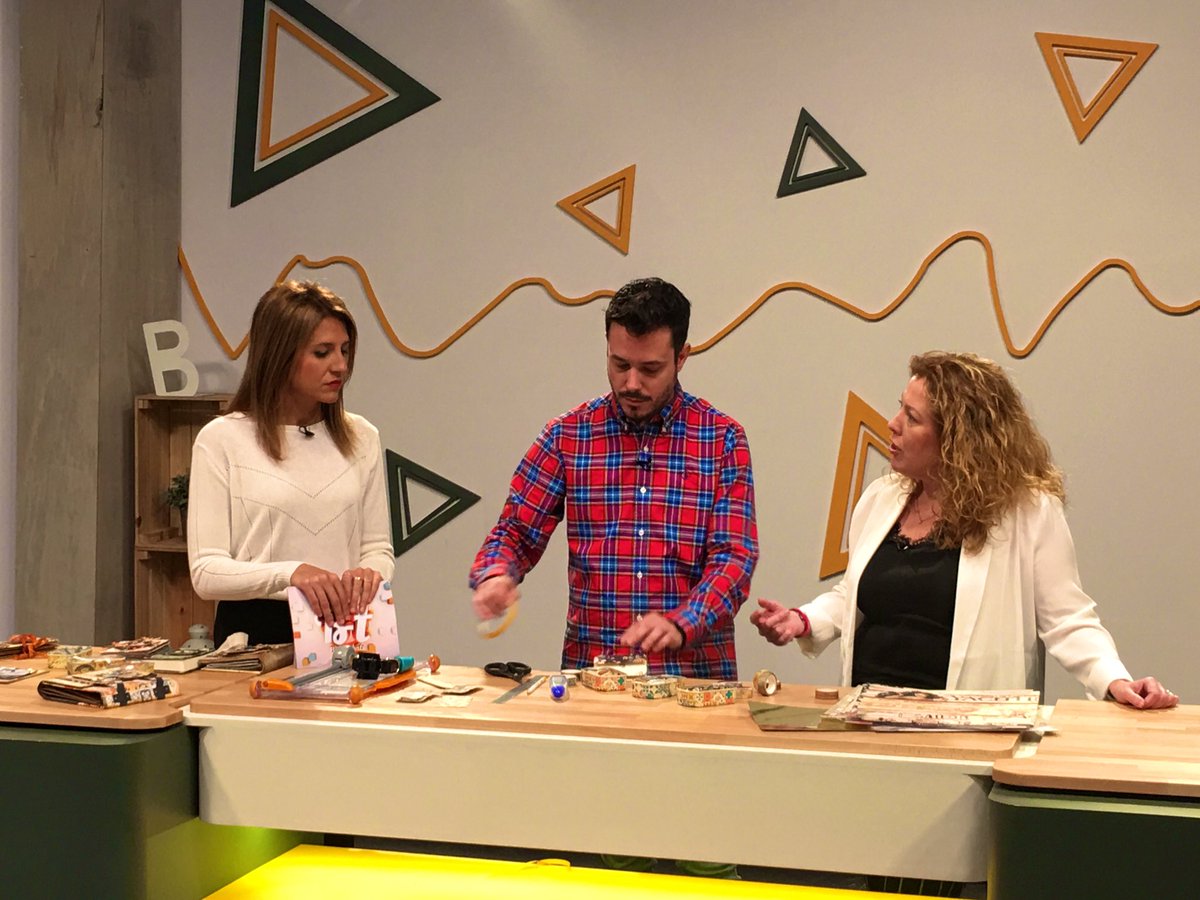 fetamidatv's tweet photo. OFICIS ✂️| Creativitat i artesania: el món del #handmade arriba al Ben Trobats! I ho fem parlant del HandMade Festival, @HMFbcn amb Anna Ventura -directora de l’esdeveniment- i l’Alberto Juárez, influencer de #scrapbooking #paperadventure Mireu que ens ensenyaran a fer! 👀 https://t.co/l16O74aX0j
