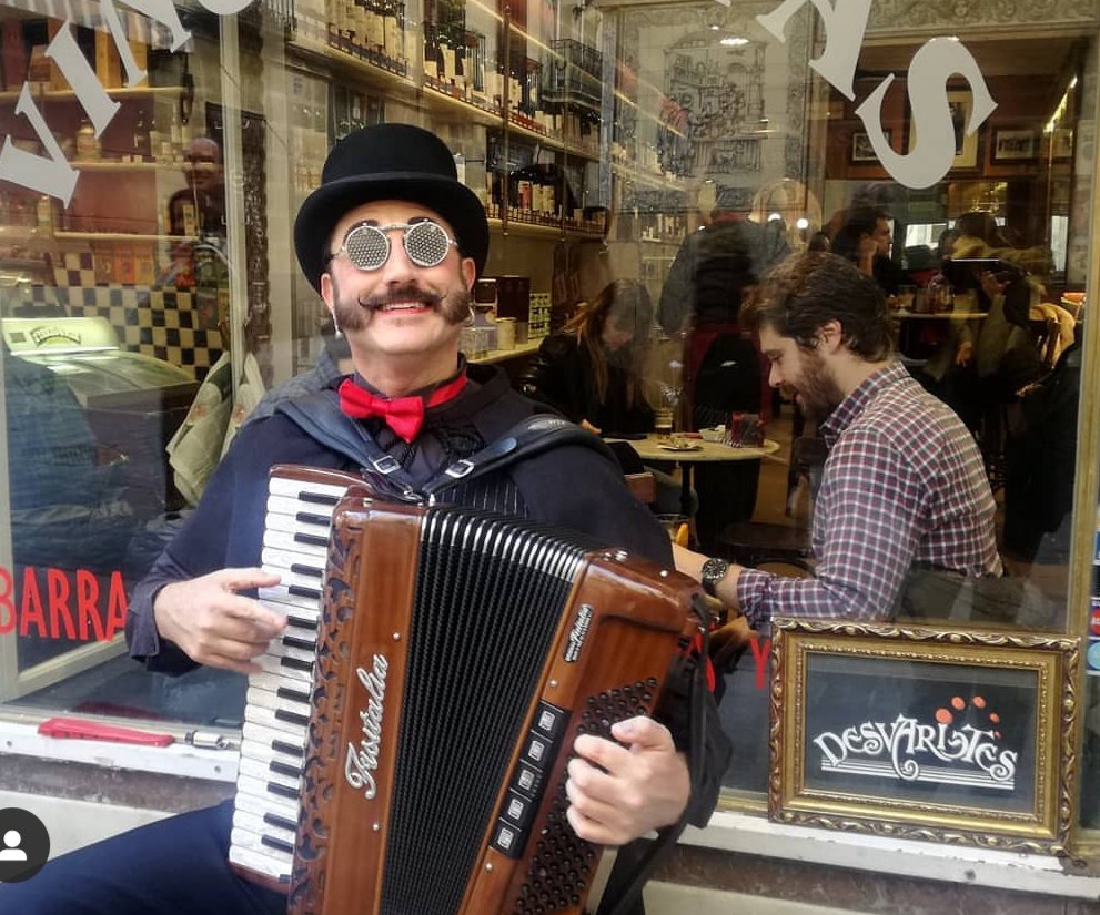 Barriolasletras's tweet photo. En @CasaGonzalezMAD puedes degustar las mejores tapas y los mejores vinos, además de la música de @Scott_A_Singer durante el #MercadodelasRanas.
Ven este sábado 4 de mayo al Barrio de las Letras y disfrutarás. https://t.co/3lvrMOY4nm