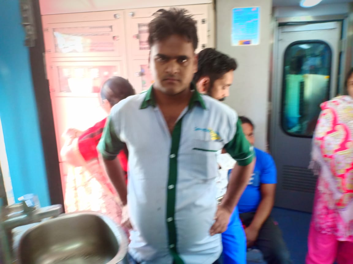 123rushikesh123's tweet photo. @RailwaySeva @RailMinIndia  Sir, Train no 22917 coach B4 toilet not cleaned even after repeated complaints.attendent replying arrogantly. Train approaching RoorkEE . Mrs manjiri thosar .PNR NO 8614525729, B3 is also like this since yesterday might https://t.co/bCyn0BPyvu