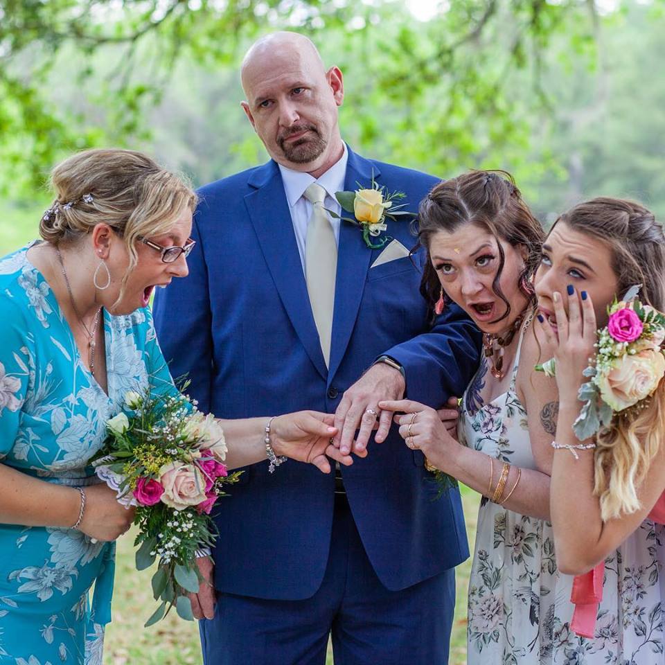 ⚡️ "Newsflash: Man seen wearing ring just after getting married." 🙃
 #SpringWedding 🥳 #WeddingRings 💒 #JustMarried 💖🤵👰

original pic by Amy Warr Photo @amywarrphoto (amywarrphoto.com)

facebook.com/amywarrphoto/p…