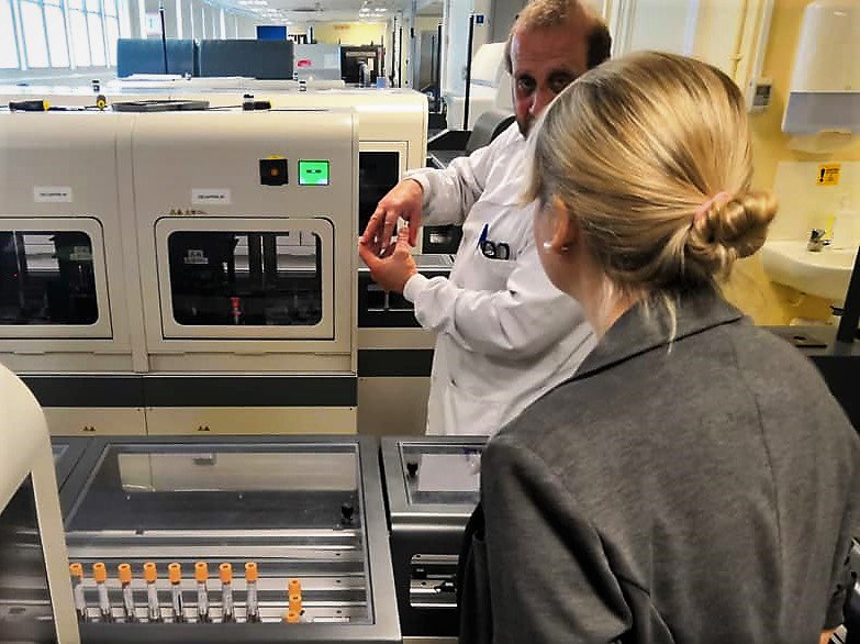 UHSDigital's tweet photo. Sample 360 is our digital sample tracking system for blood requests to be actioned at patient bedside. Ordering blood test to sample receipt in lab is fully digitised, with zero wrong blood &amp; tube events since intro. Proudly showing our digital tools in use to @hadleybeeman @NHSX https://t.co/QLds7M9UhA