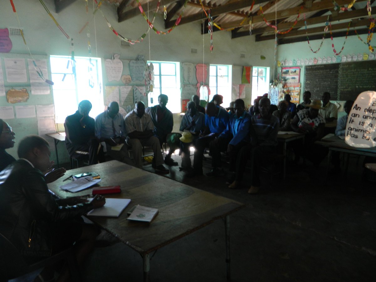 SWRGNZim's tweet photo. Women and youths need to aggressively position themselves for powerful positions where they are able to influence policy in local governance issues highlighted during a meeting held in Gweru rural (Maboleni) @DiakoniaSverige @ChelesileNyath1 @SibandaDionne https://t.co/sMgOrLTm79