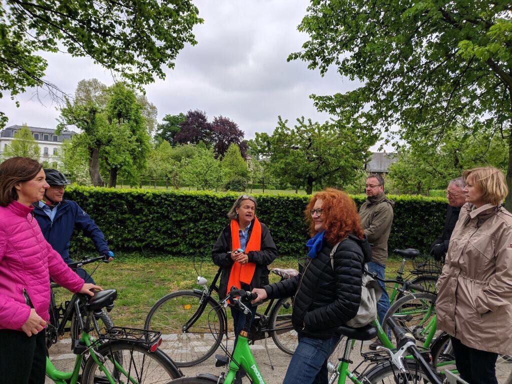 GrueneBundestag's tweet photo. Los geht unsere Fraktionsklausur mit einer Tour durch Potsdam. Zu Fuß und zu Rad erkunden wir den Norden der Stadt. 

Was wir noch alles machen twittern wir heute und morgen unter #GrüneKlausur. 💚 https://t.co/ptkW4G0Xvc