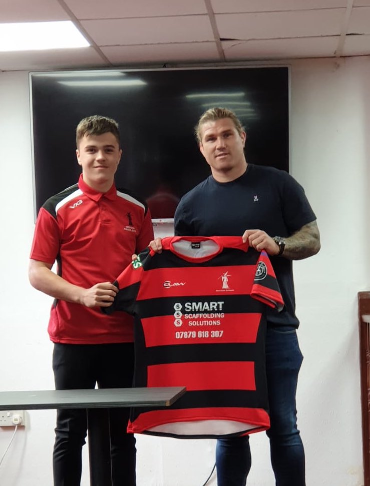 AberavonRugby's tweet photo. #JerseyPresentation 👕 | .@AberavonSchools
Excellent to see @RichardHibbard2 presenting Aberavon U15s with their shirts for the final against Neath today.
#OneTown
🔴⚫️ https://t.co/zeGcQXoDGQ