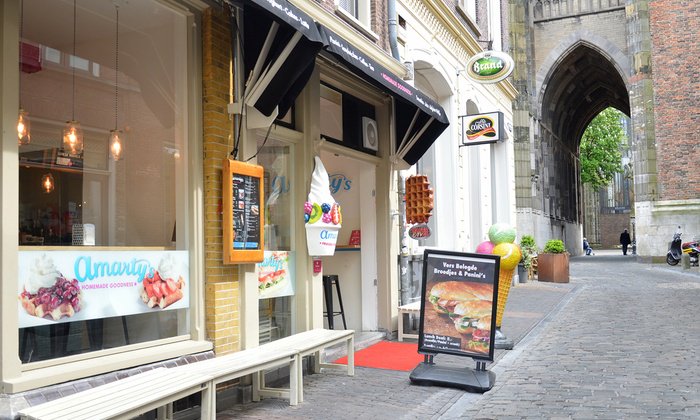 GrouponNED's tweet image. Doe eens slim en kom langs bij Amarty's onder de Dom in Utrecht. Ga jij voor een losse Frozen Yoghurt of voor een strippenkaart? gr.pn/2XZZ6FZ