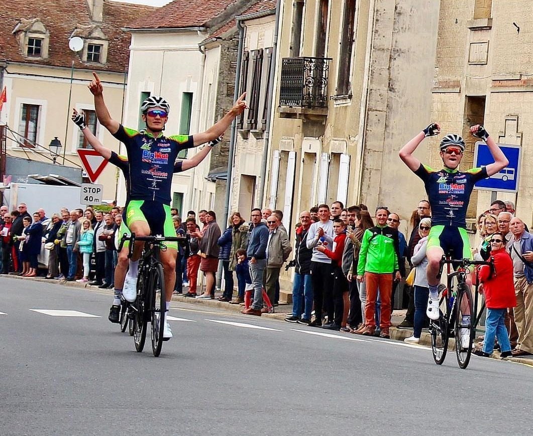 ZXCycling's tweet photo. 🇫🇷 #GPMuguet 

🥇 🇫🇷 @wild_damian
🥈 🇫🇷 @thibvalognes
🥉 🇫🇷 @jamot_julien 

Perfect teamwork, great win! Congrats!😀👏 

#cycling https://t.co/neHDFcl7fn