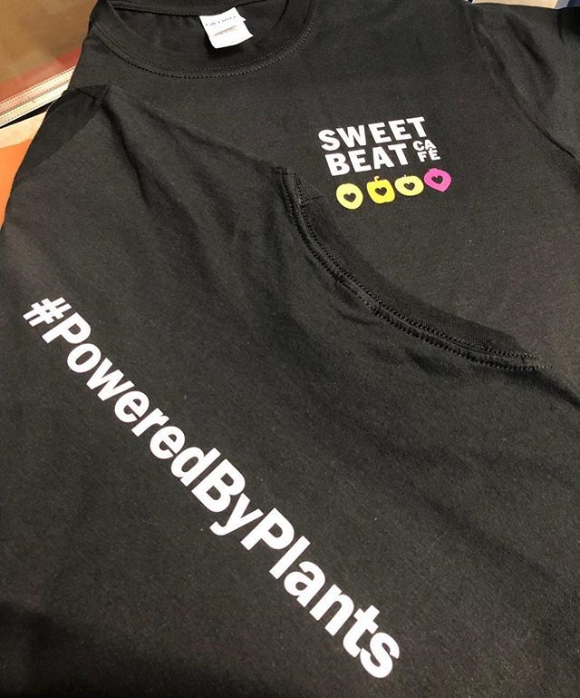 @sweetbeatsligo  #poweredbyplants .
.
.
#customworkwear #workwear #uniform #customuniform #sweetbeat #custom #cafe #vegan #sligowhoknew bit.ly/2Y21exe