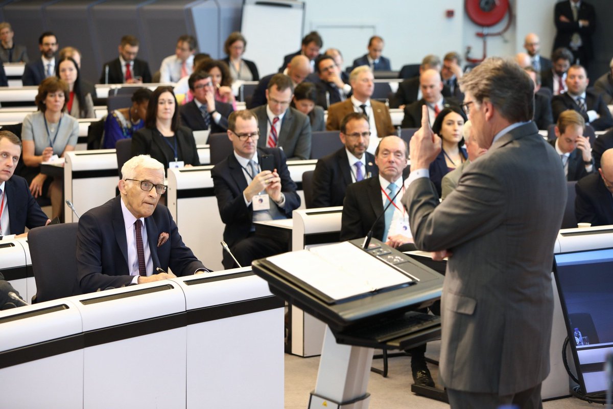 JerzyBuzek's tweet photo. Dziś w Brukseli Forum UE-USA nt #LNG. Z nami Sekretarz USA ds. energii @SecretaryPerry .4 lata temu moja inicjatywa„Okrągłych Stołów”z Kongresem i biznesem USA otworzyła drogę do importu LNG m in. do Polski. Czas na krok dalej, odważne postawienie na gaz,to klucz w walce ze #smog https://t.co/WevM6BGdiS