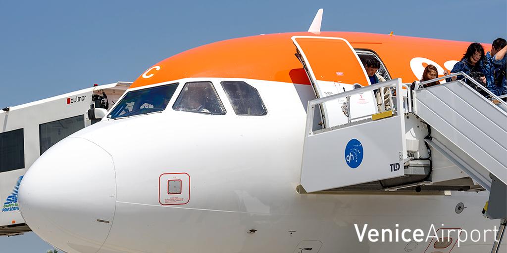 veneziaairport's tweet photo. 🇮🇹 Aereo @easyJet appena atterrato al #veniceairport! Si prospetta un bellissimo #weekend tra le calli della nostra #Venezia ❤
🇬🇧 @easyJet Airplane just landed at #venice #airport! Have a wonderful #weekend in the streets of our beloved #Venice ❤ #aviationlover https://t.co/cCWxNDxpRQ
