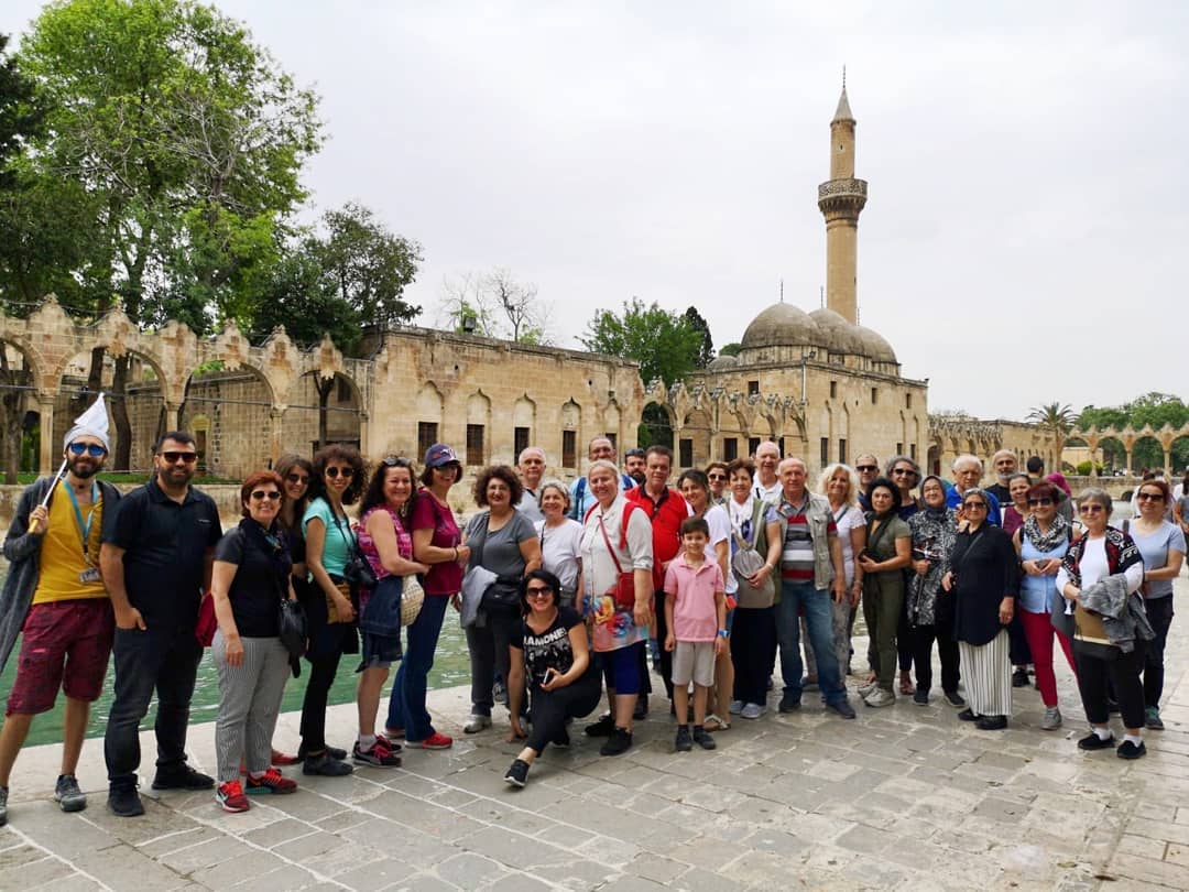 zeratour's tweet photo. Gap Turu misafirlerimize bugün Şanlıurfa'nın tarihini, önemli yapılarını ve kültürünü tanıtmaya devam ediyoruz. Göbeklitepe'yi bulan Mahmut amcamız ile hatıra fotoğrafı çekilmeyi de ihmal etmiyoruz. ✈️🌍
#bursa #istanbul #ankara #izmir #seyahat #tur #gapturu #travel https://t.co/W6NRjWdhoy