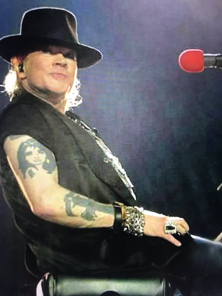 TBoland87's tweet photo. Happy Thursday #AlwaysAxl ❤️🌹 https://t.co/aBEnii6qbC
