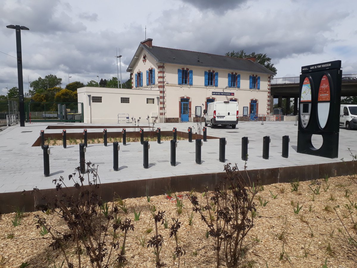 Flassssh's tweet photo. @bicloo_officiel @NantesMetropole @VilleReze @GroupeColas Le 2 mai 2019, la station @bicloo_officiel gare de Pont Rousseau à @VilleReze n'est toujours pas ouverte. Elle avait été fermée en octobre 2018 sans prévenir les usagers et sans station provisoire. Elle devait rouvrir en mars. L'attente continue... https://t.co/YUnUfuRe3M