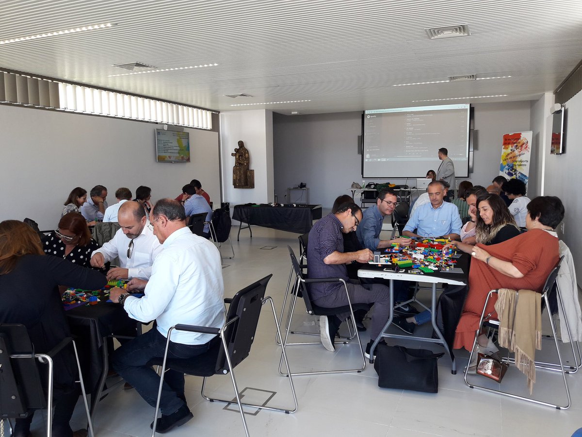 AnaBaezF's tweet photo. Construyendo a través de la metodología #Lego la diputación que soñamos para 2025.
Genial el taller dirigido por #AgoraMollet 
Con valores como la sostenibilidad,  orientación a la ciudadanía, excelencia, innovación, agilidad https://t.co/ZSSwKZVvag