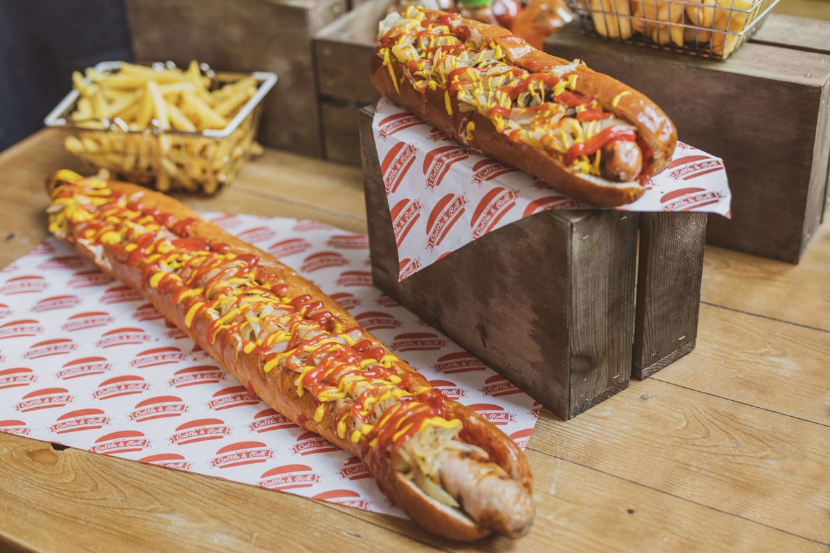 SteakCattleRoll's tweet photo. Our hogs are no joke...🐖
1ft or 2ft long pork sausage, loaded up with pan-fried onions, ketchup and mustard...you can even add some beef brisket and cheese sauce to really pig-out!!
#hotdog #loadeddog #sausage #steakcattleandroll #foodie https://t.co/PFWjdpSZOn