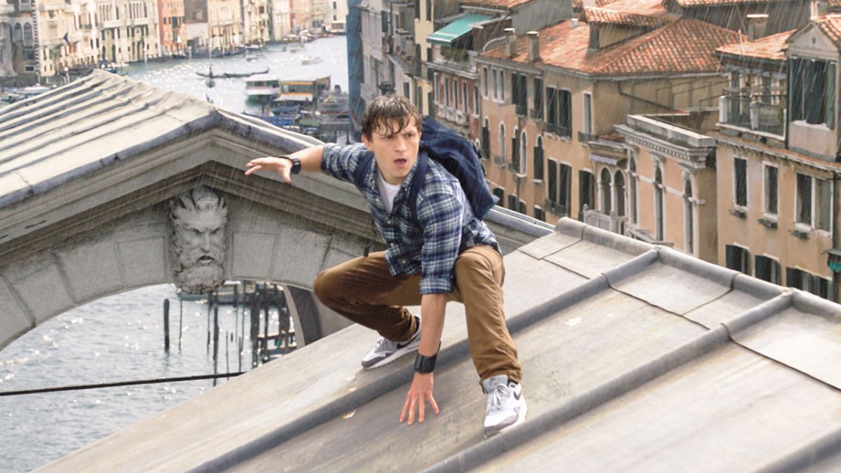 totalfilm's tweet photo. EXCLUSIVE: Peter Parker has a security problem in this new Spider-Man: Far From Home image https://t.co/Q0sGaTXWwb https://t.co/pS04nxwPyr