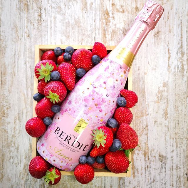 LaServiTeca's tweet photo. Avui m'he inspirat! Li faré aquesta cistella a la mare!🥂🍓😃
.
.
#somteca #tecalovers #tecabona #cistellaserviteca #regalspercompartir #mothersday #eldiadelamareescadadia #cualquierdiaesbuenoparaunasfresasconcava #quebotot https://t.co/Fed9K760Im https://t.co/XpcERFWpEd