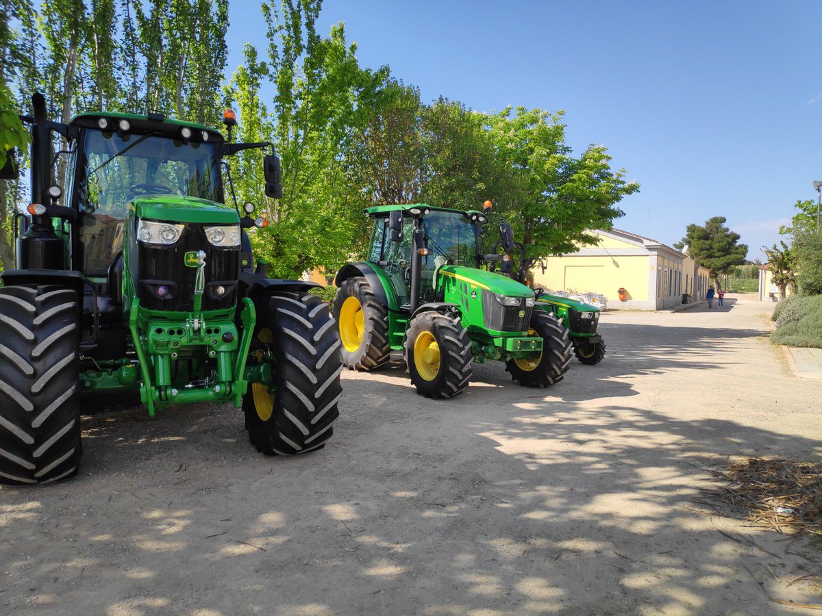 Durant tot el dia d'avui ... el #campusprofessional preparant #equimollerussa per que estigui tot a punt! eps! i les #portesobertes dels estudis professionals! #viulafp